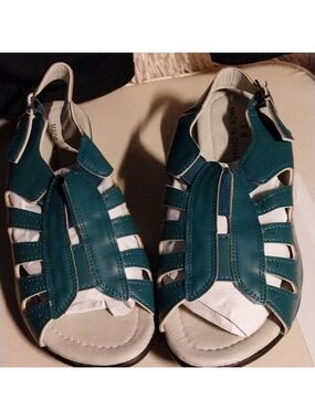 ALLISON WOMEN TEAL SANDAL NWT SIZE 8M